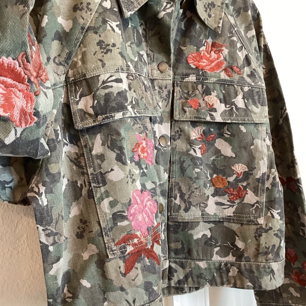 🌹Anthropologie Camouflage Denim Utility Jacket Pilcro New Floral Embroidered - Picture 9 of 15